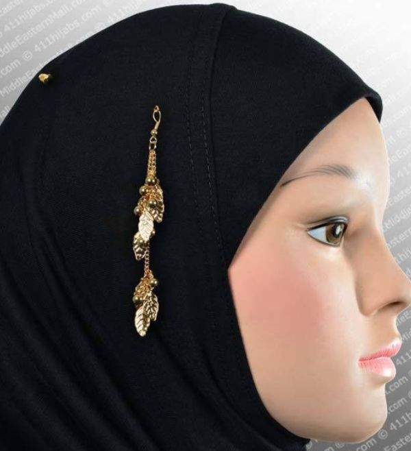 Hijab dengan hiasan bros